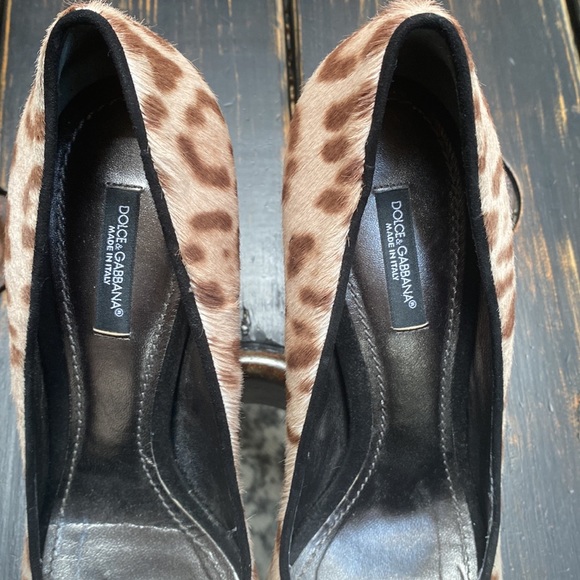Dolce & Gabbana Two Tone Leopard Print Calf Hair & Suede Leather Peep Toe Pumps - Picture 4 of 14